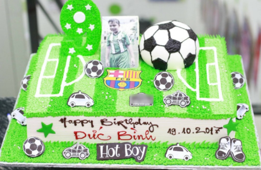 
			Chiếc bánh kem tạo hình trái bóng 3D, sân bóng & Cầu thủ nổi tiếng
		